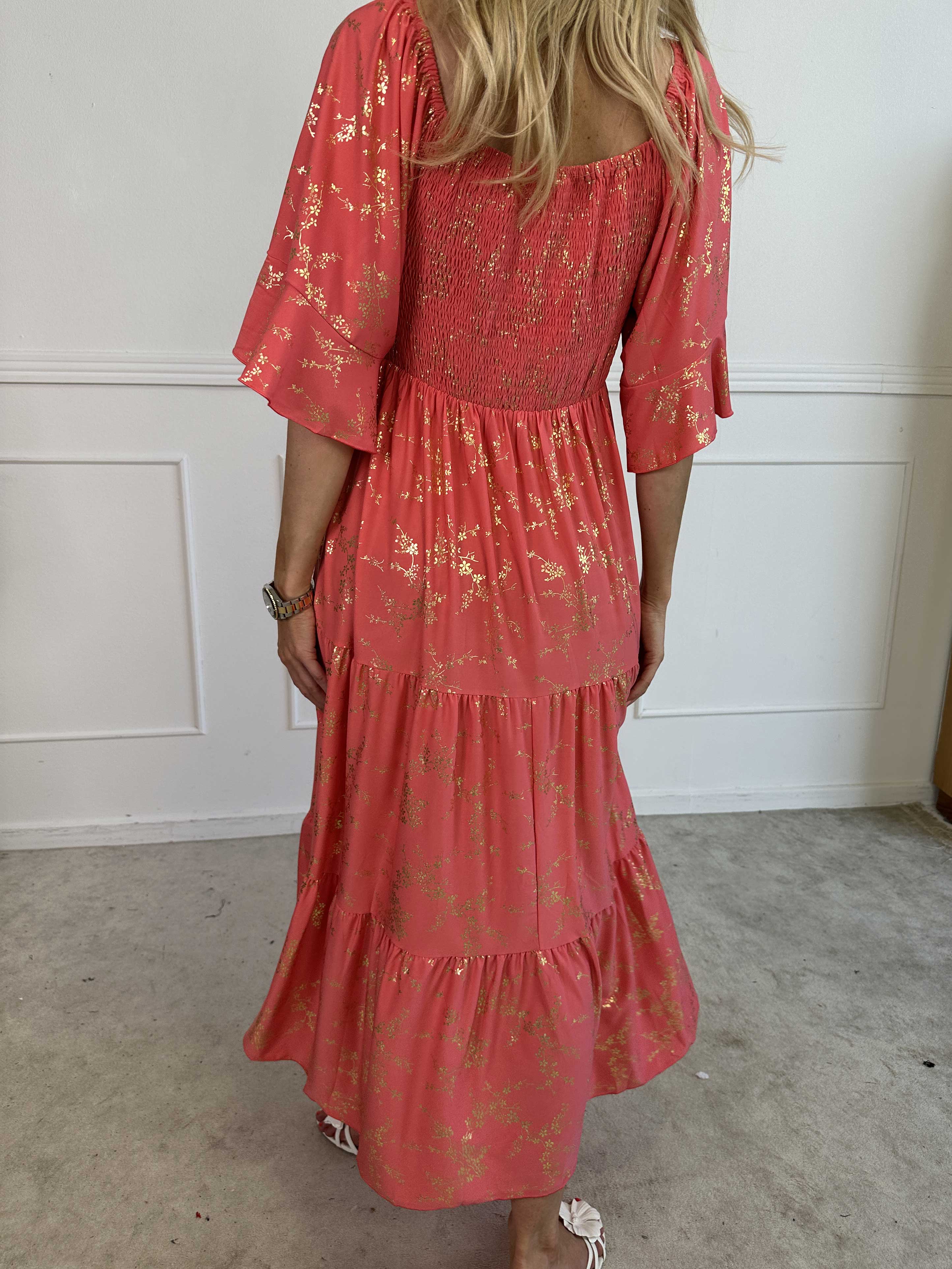 Elna Gold - Ensfarvet elastisk kjole med smock og guld print